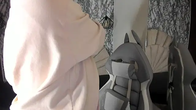 Snapshot of larissa01_ chatting on 03.17.25 larissa01 online show from 03.17.25