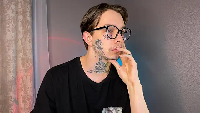 Snapshot of anahori__simon chatting on 01.12.25 anahori simon online show from 01.12.25