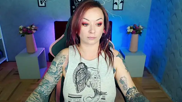 Snapshot of Miss-Tattoo chatting on 11.10.25 Miss-Tattoo online show from 11.10.25