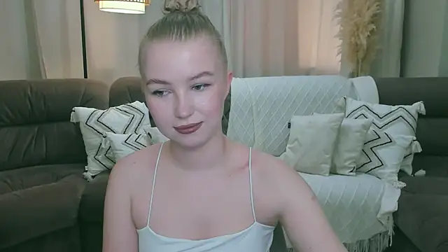 Snapshot of shy__lady chatting on 04.28.26 shy lady online show from 04.28.26