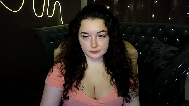 Snapshot of GloriNichols chatting on 12.12.24 GloriNichols online show from 12.12.24