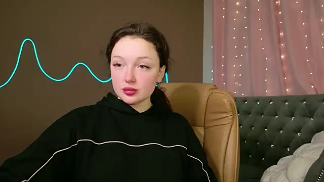 Snapshot of GloriNichols chatting on 10.19.25 GloriNichols online show from 10.19.25