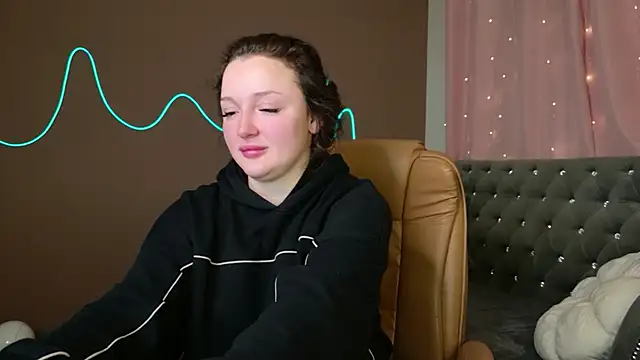 Snapshot of GloriNichols chatting on 10.21.25 GloriNichols online show from 10.21.25