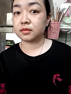 Snapshot of VyOanh2K chatting on 02.21.25 VyOanh2K online show from 02.21.25