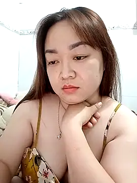 Snapshot of VyOanh2K chatting on 03.08.25 VyOanh2K online show from 03.08.25