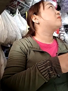 Snapshot of VyOanh2K chatting on 03.22.25 VyOanh2K online show from 03.22.25