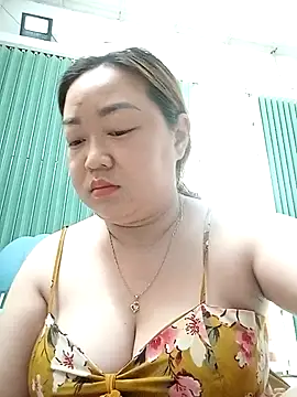 Snapshot of VyOanh2K chatting on 09.29.25 VyOanh2K online show from 09.29.25