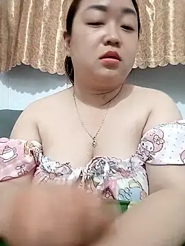 Snapshot of VyOanh2K chatting on 10.06.25 VyOanh2K online show from 10.06.25