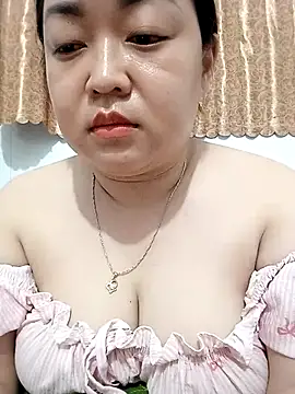 Snapshot of VyOanh2K chatting on 10.25.25 VyOanh2K online show from 10.25.25