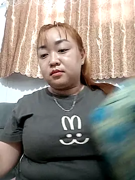 Snapshot of VyOanh2K chatting on 10.29.25 VyOanh2K online show from 10.29.25