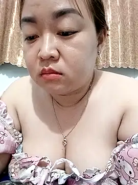 Snapshot of VyOanh2K chatting on 11.26.25 VyOanh2K online show from 11.26.25