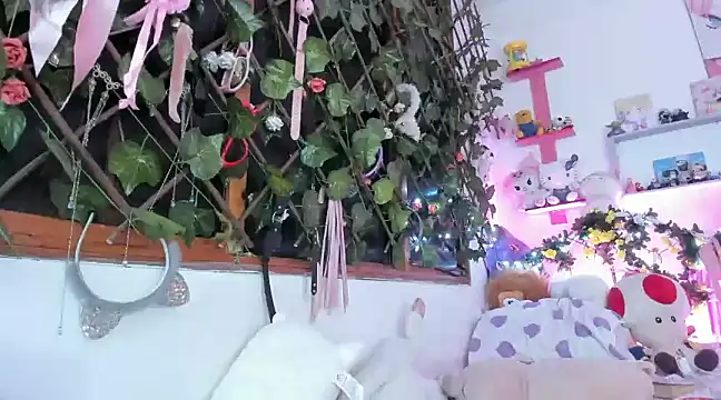 Snapshot of LunaDeCristall chatting on 12.04.24 LunaDeCristall online show from 12.04.24