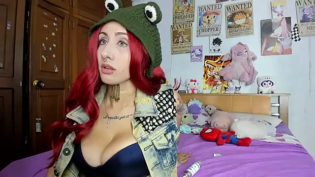 Snapshot of LunaDeCristall chatting on 11.05.25 LunaDeCristall online show from 11.05.25