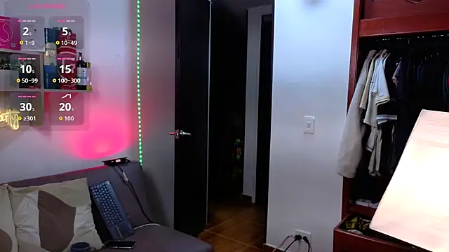 Snapshot of elian_r chatting on 10.25.25 elian r online show from 10.25.25