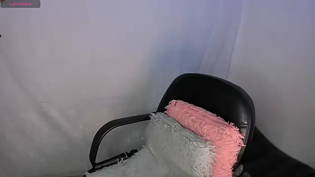 Snapshot of milysauria1 chatting on 02.21.25 milysauria1 online show from 02.21.25