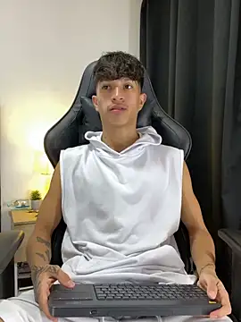 Snapshot of _CamiloBass chatting on 05.17.26 CamiloBass online show from 05.17.26