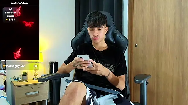 Snapshot of _CamiloBass chatting on 05.19.26 CamiloBass online show from 05.19.26