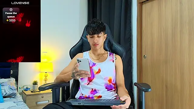 Snapshot of _CamiloBass chatting on 05.26.26 CamiloBass online show from 05.26.26