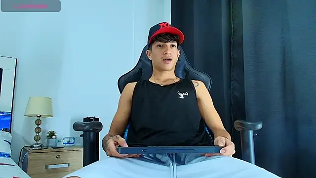 Snapshot of _CamiloBass chatting on 06.07.26 CamiloBass online show from 06.07.26
