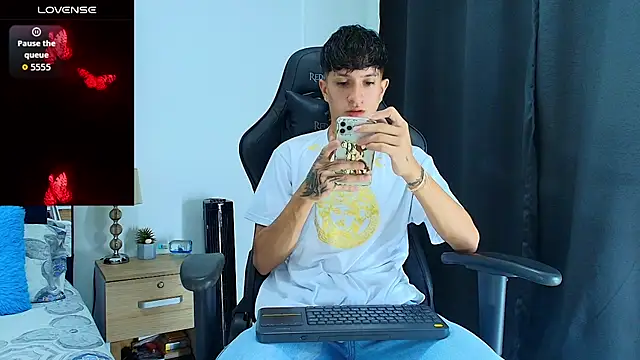 Snapshot of _CamiloBass chatting on 06.14.26 CamiloBass online show from 06.14.26