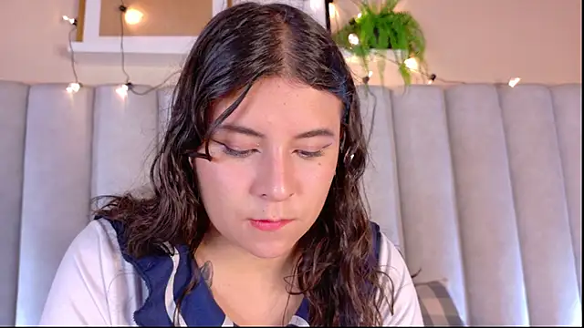 Snapshot of EngelStone chatting on 09.18.25 EngelStone online show from 09.18.25