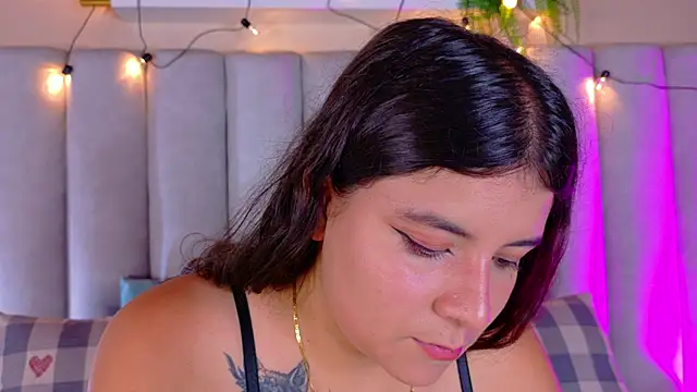 Snapshot of EngelStone chatting on 09.27.25 EngelStone online show from 09.27.25