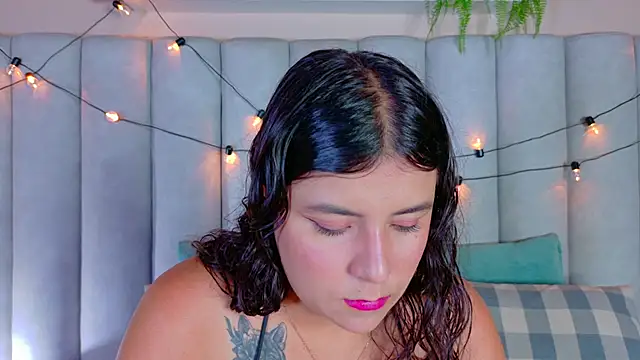 Snapshot of EngelStone chatting on 11.26.25 EngelStone online show from 11.26.25