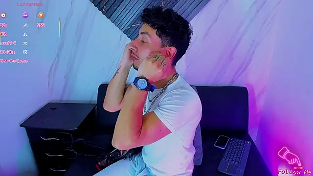 Snapshot of Piggy_Eddy chatting on 12.02.25 Piggy Eddy online show from 12.02.25