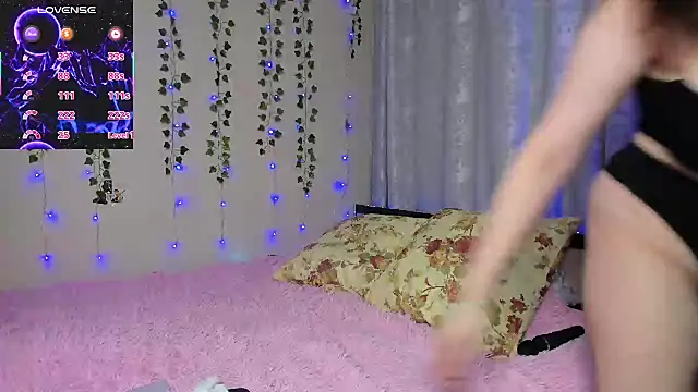 Snapshot of Alice___Rose chatting on 11.20.25 Alice Rose online show from 11.20.25