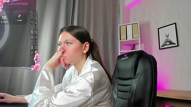 Nicole Charm online show from 03.05.25