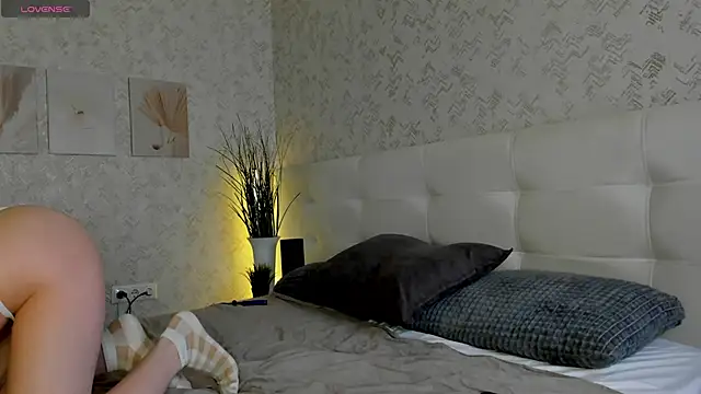 Nicole Charm online show from 09.15.25