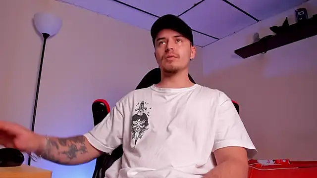 Snapshot of james_connor2 chatting on 10.12.25 james connor2 online show from 10.12.25