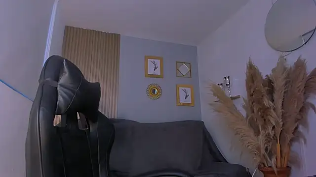 Snapshot of NatyFerrer_ chatting on 10.31.25 NatyFerrer online show from 10.31.25