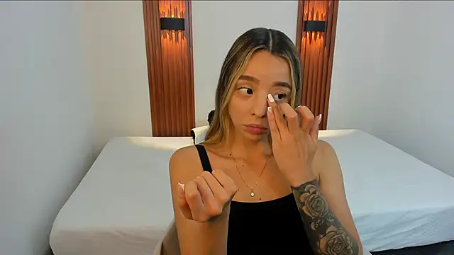 Snapshot of AliceRoss0 chatting on 12.04.25 AliceRoss0 online show from 12.04.25