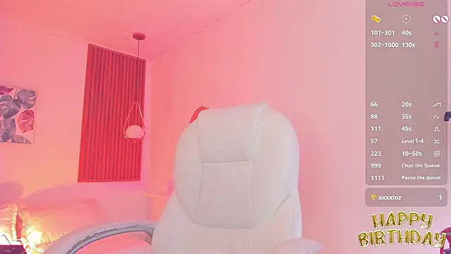 Snapshot of TiffanyWright chatting on 10.20.25 TiffanyWright online show from 10.20.25