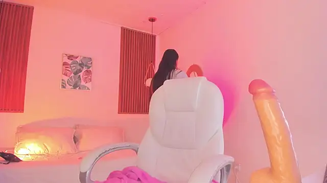 Snapshot of TiffanyWright chatting on 11.04.25 TiffanyWright online show from 11.04.25