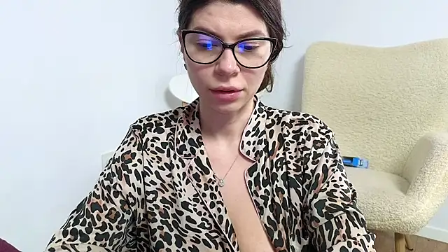 Jullyenn3 online show from 02.19.25