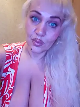 Snapshot of IsabellaBoni chatting on 12.19.24 IsabellaBoni online show from 12.19.24