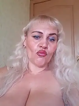 Snapshot of IsabellaBoni chatting on 03.12.25 IsabellaBoni online show from 03.12.25