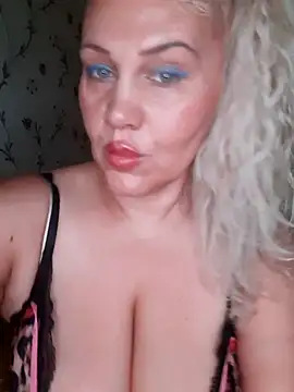 Snapshot of IsabellaBoni chatting on 10.25.25 IsabellaBoni online show from 10.25.25