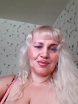 Snapshot of IsabellaBoni chatting on 11.25.25 IsabellaBoni online show from 11.25.25