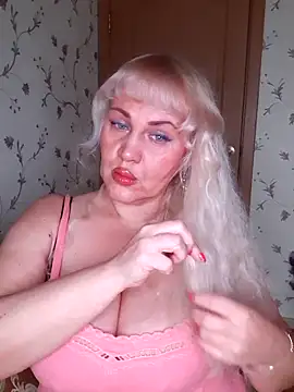 Snapshot of IsabellaBoni chatting on 11.28.25 IsabellaBoni online show from 11.28.25