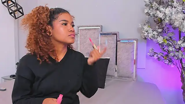 Snapshot of Isabellsmmith chatting on 01.25.25 Isabellsmmith online show from 01.25.25