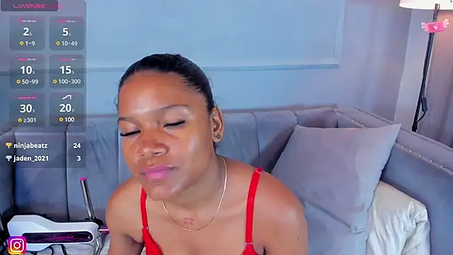 Snapshot of Isabellsmmith chatting on 02.22.25 Isabellsmmith online show from 02.22.25