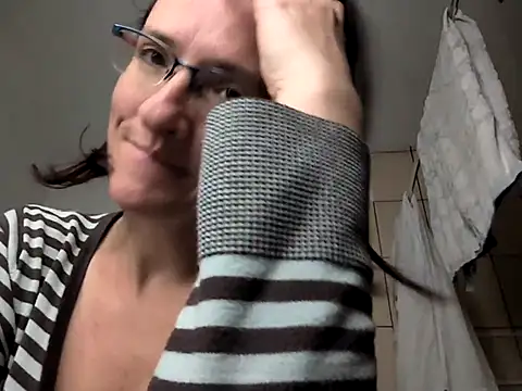 Snapshot of Milky_hairy_mommy chatting on 09.20.25 Milky hairy mommy online show from 09.20.25