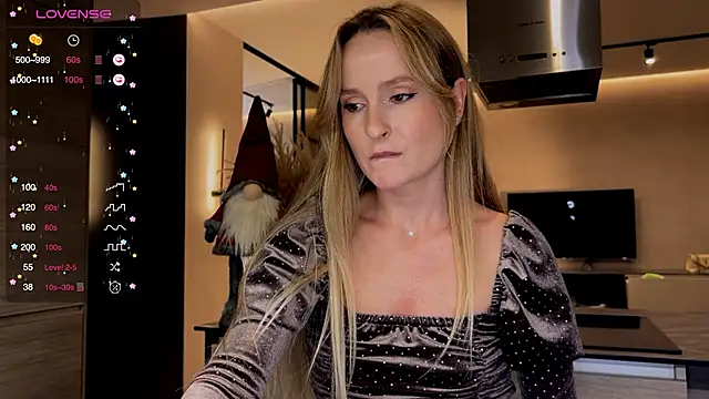 Snapshot of Peach__juice chatting on 12.20.24 Peach juice online show from 12.20.24