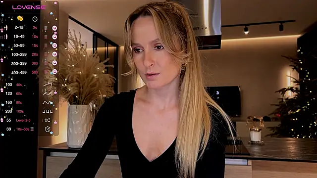 Snapshot of Peach__juice chatting on 01.16.25 Peach juice online show from 01.16.25