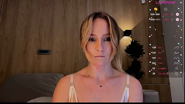 Snapshot of Peach__juice chatting on 02.09.25 Peach juice online show from 02.09.25