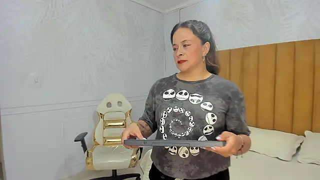 Snapshot of Daphne81_ chatting on 01.29.25 Daphne81 online show from 01.29.25