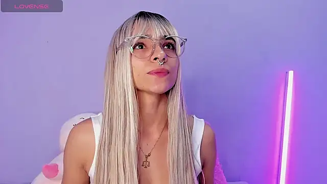 Scarlet Red  online show from 02.01.25